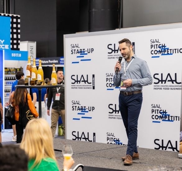 Concours de pitch dans le Village Start-up de SIAL, avec un présentateur sur scène