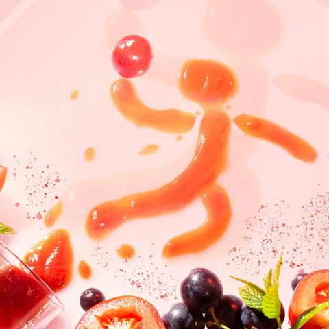 Représentation artistique d'un joueur de handball formé avec de la sauce tomate sur une surface rose.