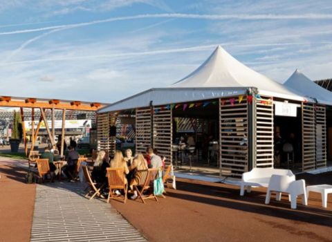 Personnes assises à une table d'un bar