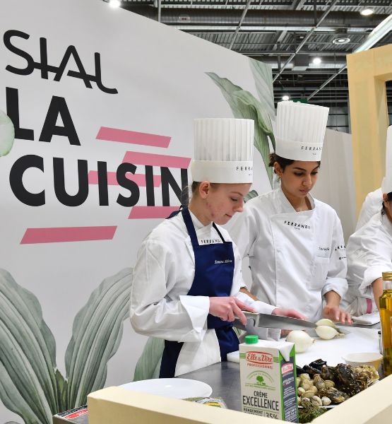 3 élèves de Ferrandi qui cuisinent sur SIAL Paris