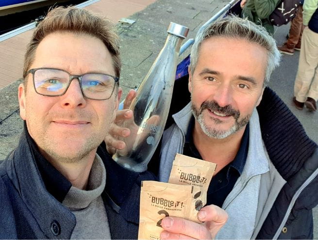 2 monsieur avec des sachets papiers