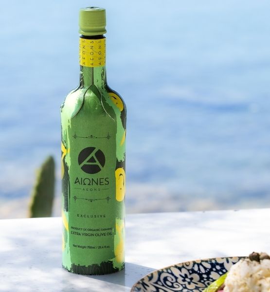 Bouteille d'huile d'olive verte avec un fond bleu et une vue arrière.