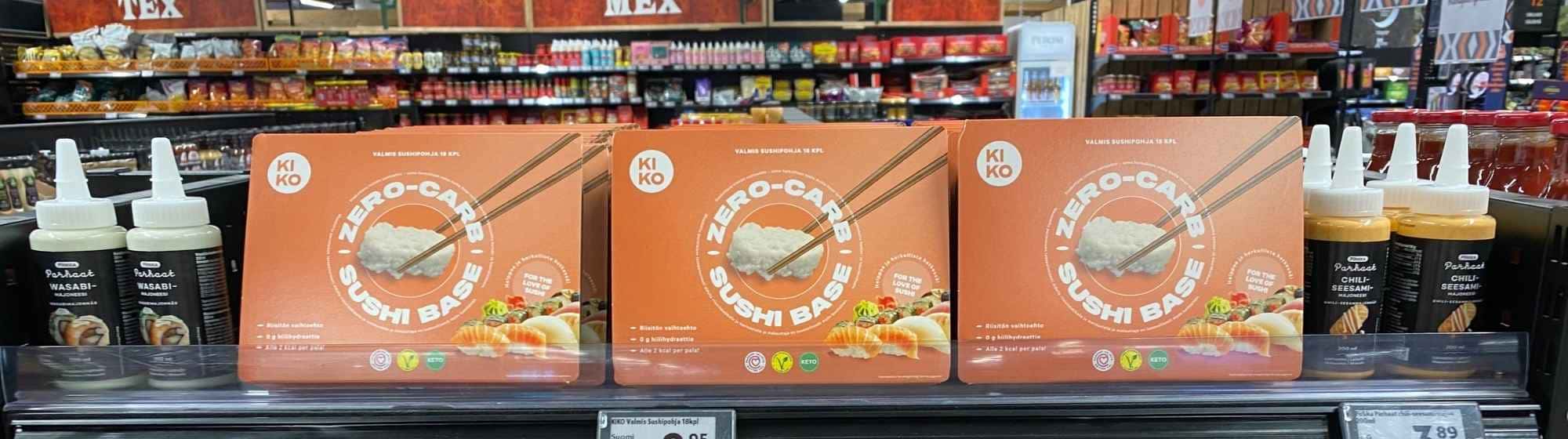 Produit orange en rayon de supermarché avec étiquettes bien visibles.