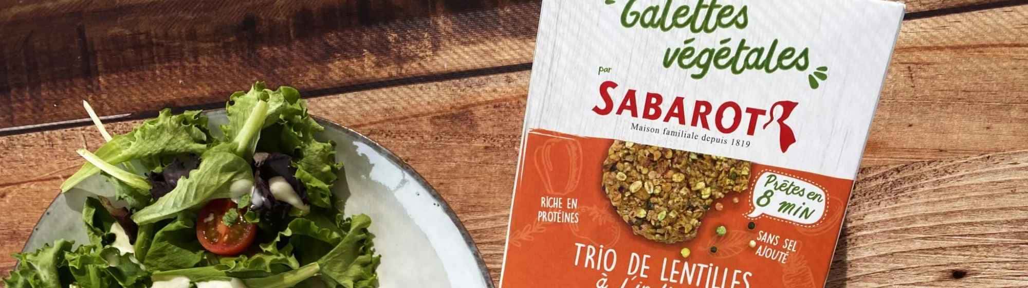 Paquet de galettes végétales Sabarot accompagné d’une salade fraîche.