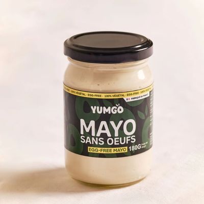 Pot de mayonnaise sans œufs YUMGO posé sur un fond clair.