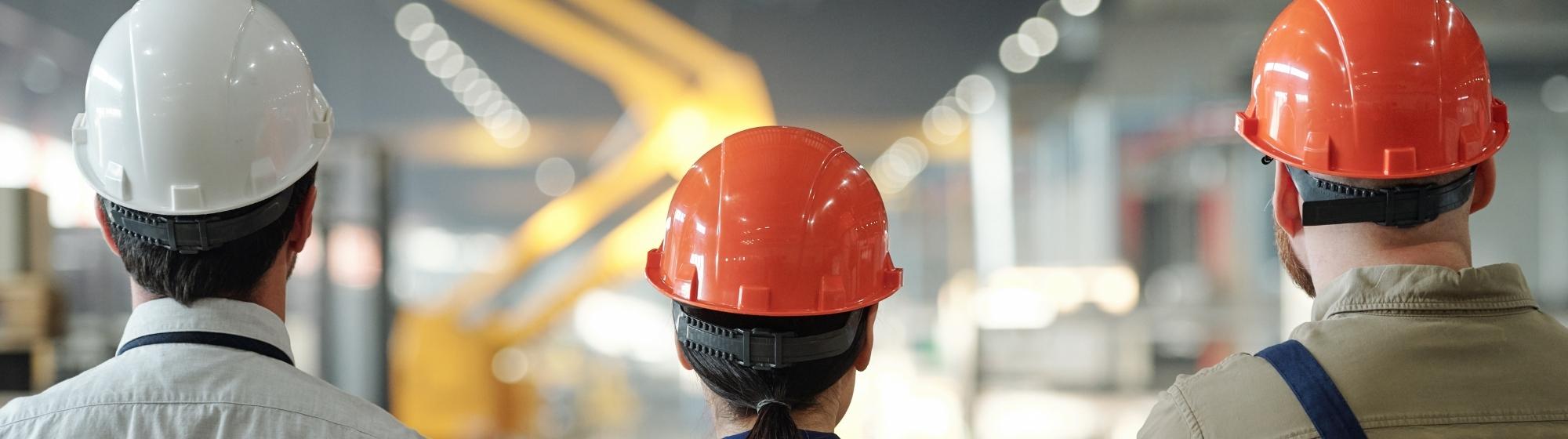 Bannière représentant des professionnels de l'industrie agroalimentaire sur un site de production