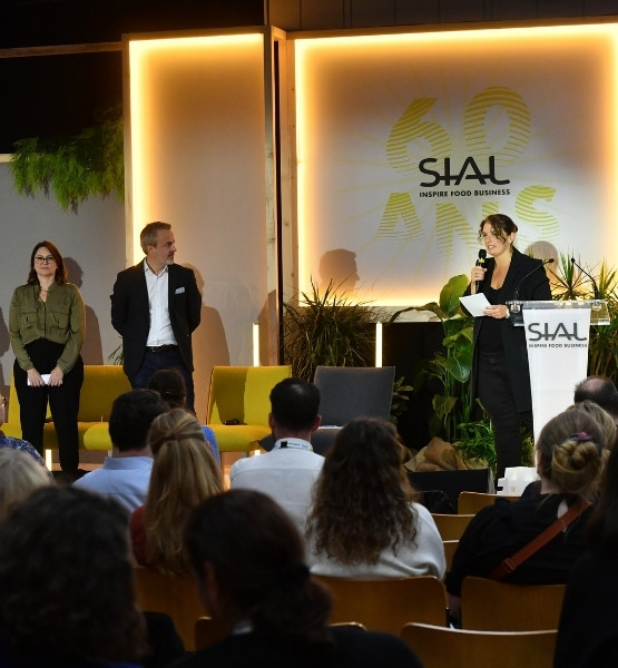 Intervenante au micro lors d’une conférence SIAL devant un public de professionnels