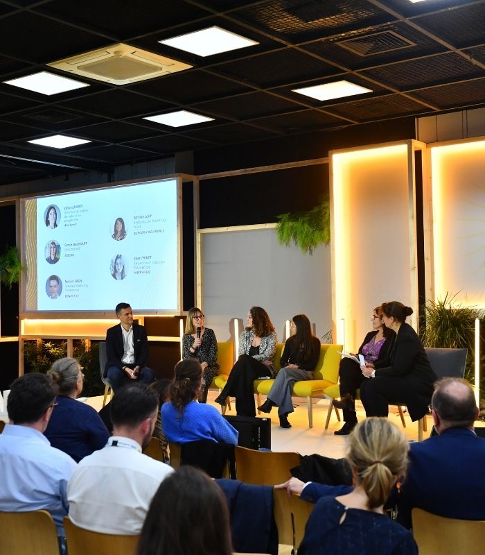 Panel d’experts sur scène lors d’une conférence SIAL avec écran de présentation et public