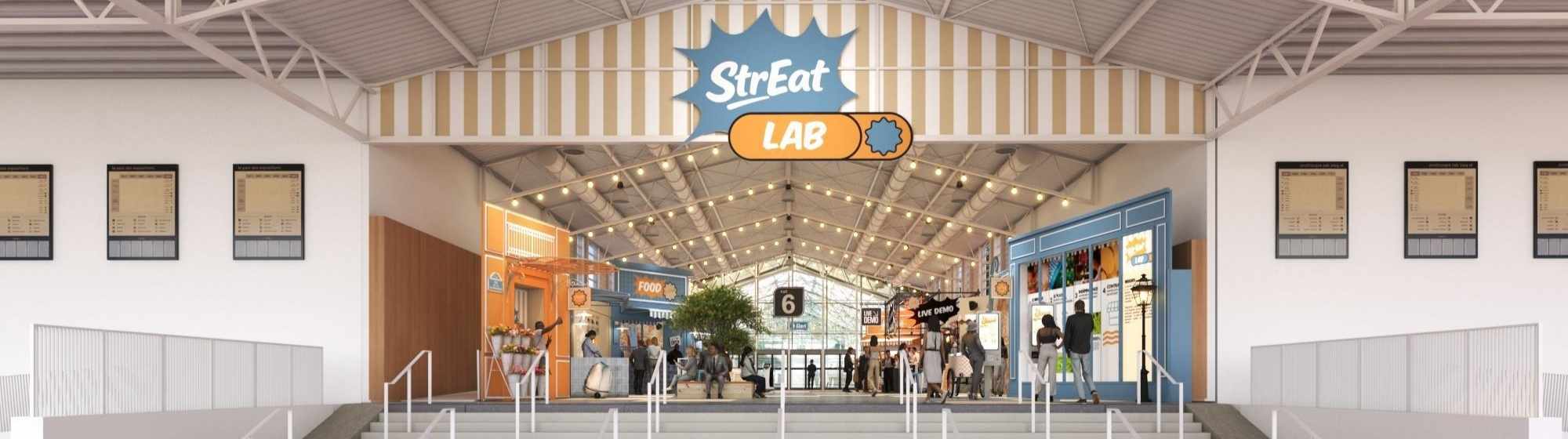 Vue panoramique de l’entrée StrEat Lab, avec stands food colorés, guirlandes lumineuses et visiteurs dans une halle.