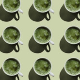 Tasses de boisson verte disposées en motif répétitif sur fond clair, vues du dessus.