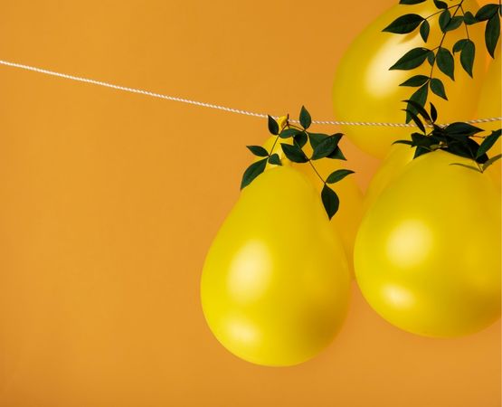 ballons jaunes attachés à un fil