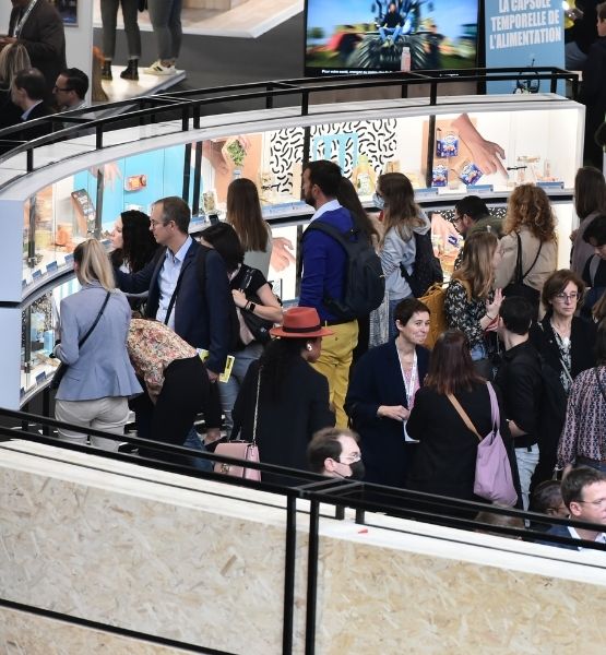 Vue d'ensemble du salon SIAL Innovation avec de nombreux visiteurs explorant les stands et les zones dédiées à l'innovation agroalimentaire.