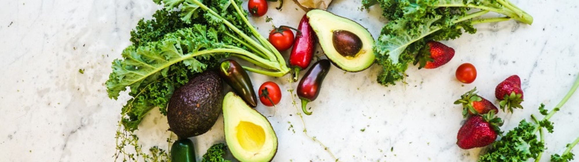 Légumes et fruits sur une table