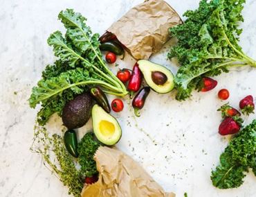 Légumes et fruits sur une table