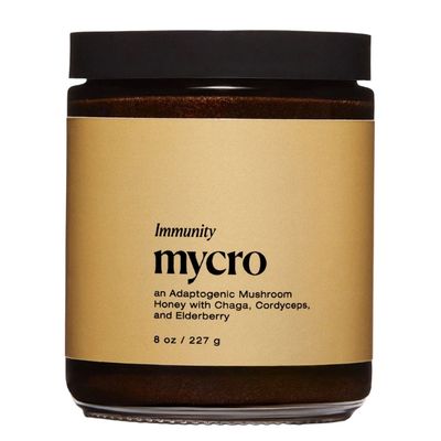 Pot beige de préparation au miel et champignons adaptogènes présenté sur fond blanc.