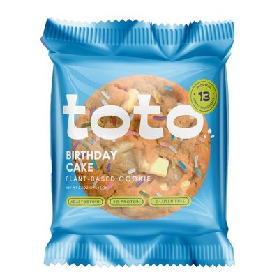 Sachet plastique bleu contenant un biscuit, présenté sur fond blanc.