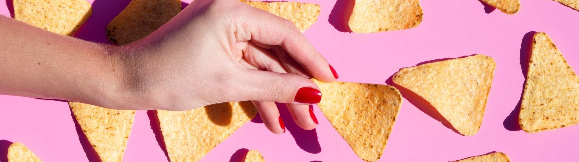 Geste de dégustation d’une chips croustillante