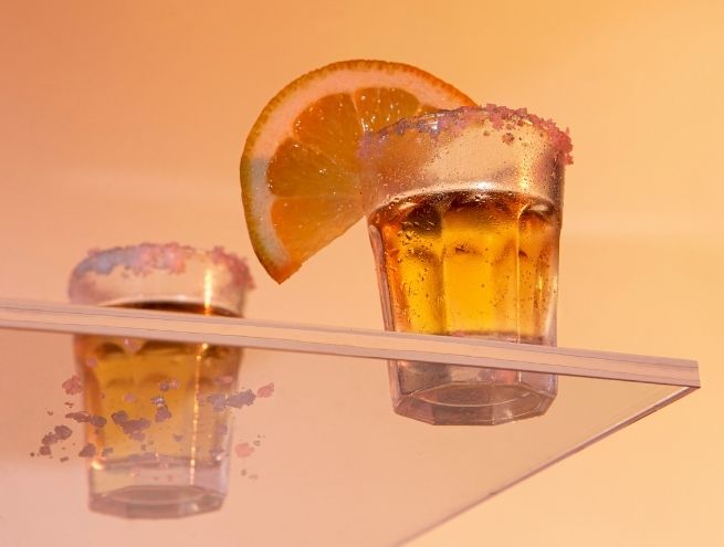 Verres à cocktail orange et jaune avec tranche d’orange, ambiance estivale