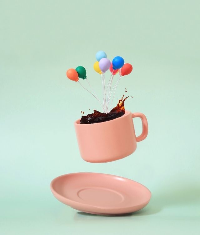Tasse de café créative sur fond vert