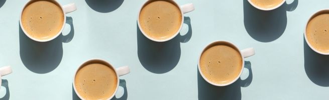Tasses de café en flat lay sur fond bleu