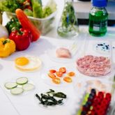 Aliments variés disposés sur une table pour un test ou une analyse alimentaire.