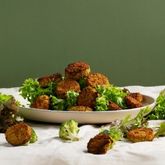 Galettes de brocoli croustillantes servies avec légumes verts et choux sur assiette blanche, alimentation végétarienne saine