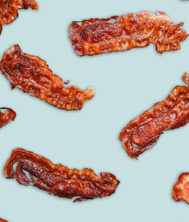 Bacon grillé en composition sur fond bleu