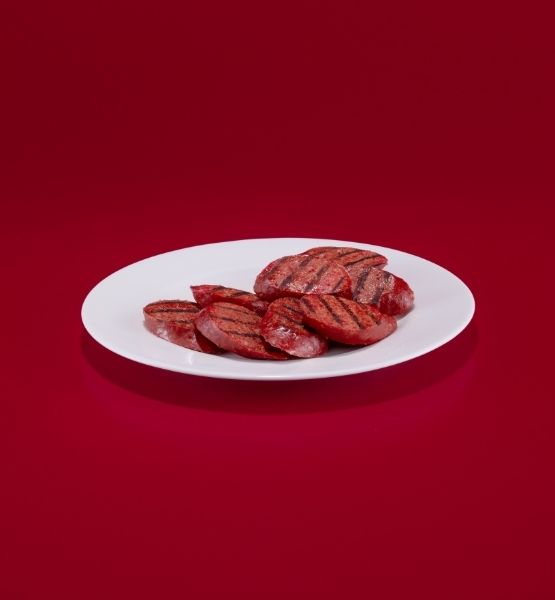 Viande protéinée sur assiette rouge