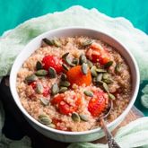 Bol de petit-déjeuner au quinoa garni de fruits frais et céréales nutritives