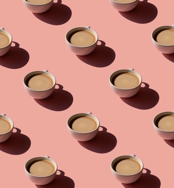 Motif graphique de tasses de café remplies sur fond rose pastel