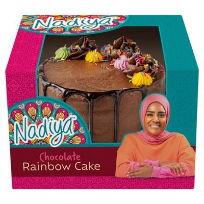 Boîte de gâteau Chocolate Rainbow Cake de la marque Nadiya, décorée avec un gâteau au chocolat et des décorations colorées