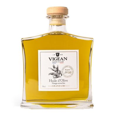 Bouteille Vigean d’huile d’olive vierge extra Grand Cru sur fond clair.