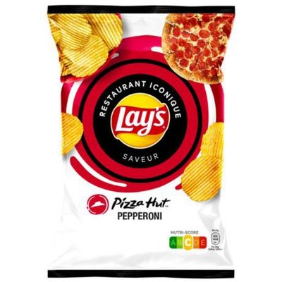Sachet Lay’s Pizza Hut Pepperoni, chips ondulées saveur pizza pepperoni.
