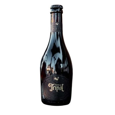 Bouteille de bière brune type tripel sur fond blanc