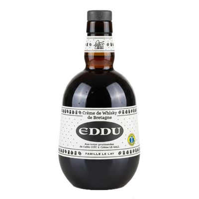 Bouteille de crème de whisky breton Eddu sur fond blanc