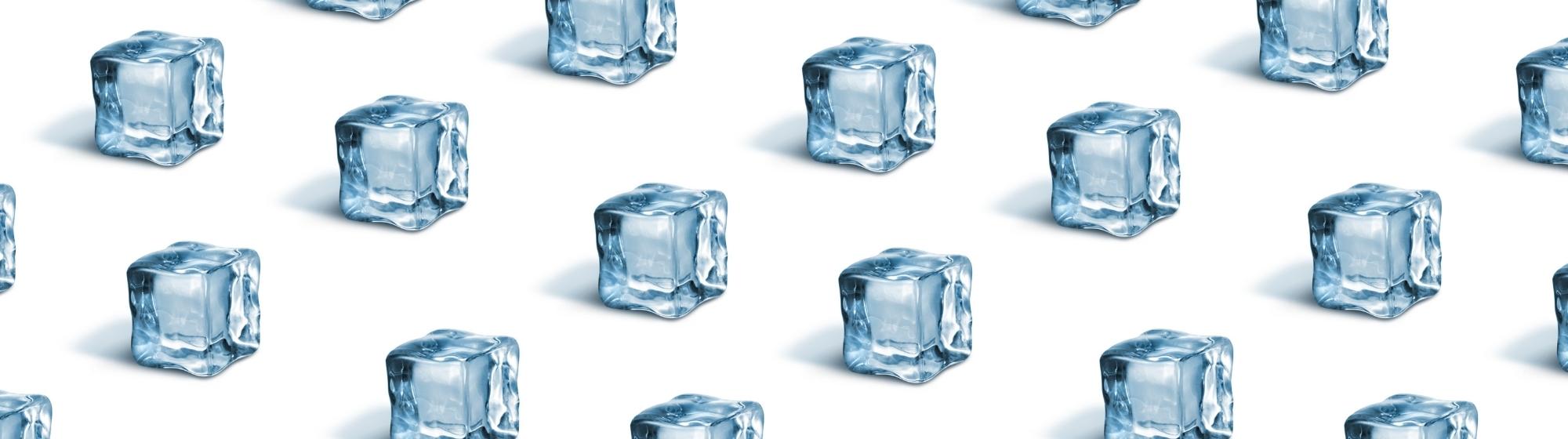 Glaçons disposés en motif répétitif sur fond blanc.