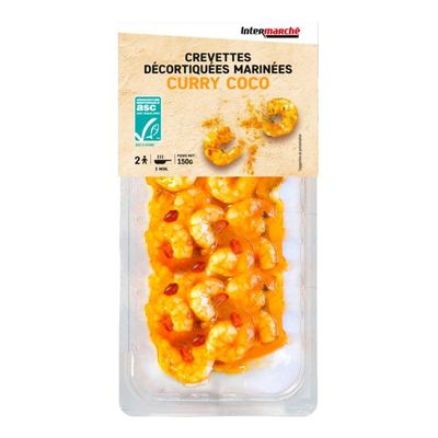 Crevettes marinées au curry et à la noix de coco dans un emballage plastique.