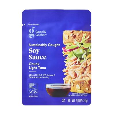 Morceaux de thon en conserve, en sauce soja, prêt à consommer.