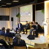 Panel de discussion à SIAL avec des experts parlant sur scène devant un public attentif
